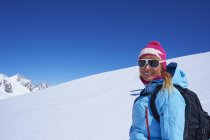 Ritratto di sciatrice matura sul massiccio del Monte Bianco, Alpi Graie, Francia — Foto stock