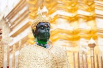 Jade buddha en frente del templo de oro, Chiang Mai, Tailandia - foto de stock
