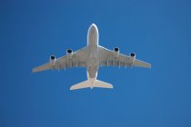 Airbus A380 à angle bas volant dans le ciel — Photo de stock