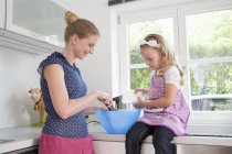 Mother and daughter baking — Stock Photo