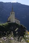 Низкий угол обзора горной церкви, Валь Формацца, Федмонт, Италия — стоковое фото