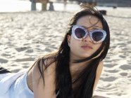 Ritratto di giovane donna sulla spiaggia in occhiali da sole funky, Port Melbourne, Melbourne, Victoria, Australia — Foto stock