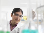 Cientista química feminina desenvolvendo fórmula em laboratório — Fotografia de Stock