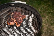 Cottura della carne al barbecue — Foto stock