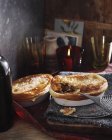 Platos de bistec casero y pasteles de riñón - foto de stock
