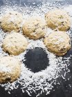 Cookies saupoudrés de flocons de noix de coco — Photo de stock