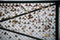 Lucchetti sospesi sul ponte, Parigi, Francia — Foto stock