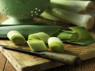Sliced leeks on chopping board, close up — Stock Photo
