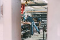 Equipe de metalurgia trabalhando em oficina de forja — Fotografia de Stock