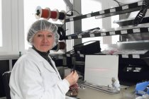 Científica hembra probando láseres en laboratorio - foto de stock