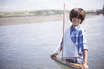 Портрет хлопчика, що тримає модель човна — стокове фото