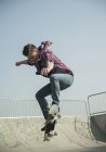 Молодий чоловік робить трюк для скейтбордингу — стокове фото