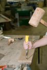 Женщина-плотник за работой — стоковое фото