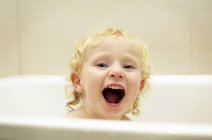 Porträt eines Jungen, der in der Badewanne spielt — Stockfoto