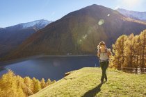 Femme randonnée, vue, Schnalstal, Tyrol du Sud, Italie — Photo de stock