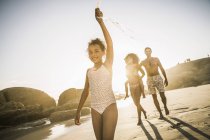 Pais e crianças desfrutando da praia — Fotografia de Stock
