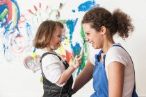 Madre e figlia giocare con la vernice — Foto stock