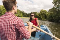 Young couple rowing a boat in Regents Park, London, UK — Stock Photo