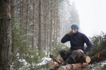 Logger taking break on logs, Tammela, Forssa, Finlândia — Fotografia de Stock