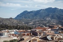 Vista ad alto angolo di edifici a Orgosolo e catena montuosa, Sardegna, Italia — Foto stock