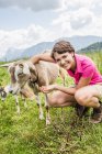 Jovem mulher alimentando cabra, Tirol, Áustria — Fotografia de Stock