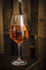 Bicchiere di aperol spritz bevanda sul tavolo — Foto stock