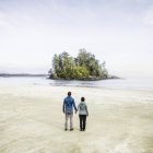 Пара с видом на остров из Лонг-Бич, Национальный парк Тихоокеанский рубеж, остров Ванкувер, Британская Колумбия, Канада — стоковое фото