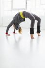 Jeune femme en position de yoga — Photo de stock