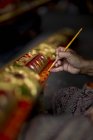 Pintura a mano decoraciones talladas a mano para su uso en el templo cerca de Ubud, Bali, Indonesia - foto de stock