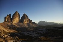 Paisaje montañoso con formaciones rocosas en la luz del atardecer - foto de stock