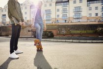 Двое молодых людей катались на скейтборде в городе Бристоль, Великобритания — стоковое фото