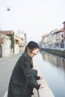 Hombre de pie junto al canal, Milán, Italia - foto de stock