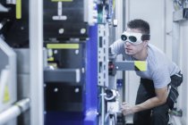 Engenheiro, usando óculos de segurança, trabalhando na fábrica de engenharia — Fotografia de Stock