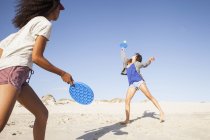 Twp young Mulheres na praia jogando tênis — Fotografia de Stock