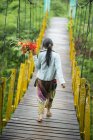 Jeune femme sur une passerelle avec des fleurs, État Shan, Keng Tung, Birmanie — Photo de stock