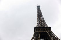 Vista inferior de la Torre Eiffel, París, Francia - foto de stock
