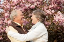 Mann und Frau umarmen sich im Garten — Stockfoto