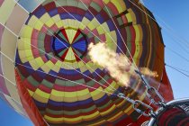 Blick auf Heißluftballon und blauen Himmel, Kappadokien, Anatolien, Türkei — Stockfoto