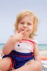 Bambina con crema solare sul viso — Foto stock