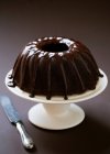 Hausgemachte Schokoladenkuchen auf Kuchen — Stockfoto