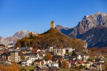 Vista panoramica degli edifici Ardez alla luce del sole, Svizzera — Foto stock