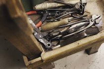Nahaufnahme von Werkzeugkiste und Handwerkzeugen in der Schuhmacherwerkstatt — Stockfoto