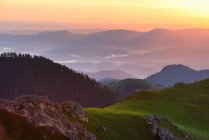 Paysage avec brume au crépuscule, Parc naturel Bolshoy Thach, Montagnes Caucasiennes, République d'Adygea, Russie — Photo de stock