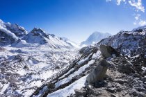 Vue panoramique sur les montagnes enneigées avec ciel bleu — Photo de stock