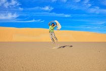 Homem adulto médio pulando, Grande Mar de Areia, Egito, África — Fotografia de Stock