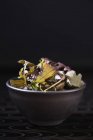 Foglie di insalata in ciotola marrone, primo piano colpo — Foto stock