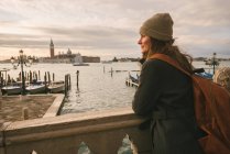 Woman on bridge in Grand Canal, San Giorgio Maggiore Island in background, Venice, Italy — Stock Photo