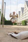 Mulher sênior no parque infantil swing — Fotografia de Stock