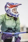 Lächelnde junge erwachsene Mountainbikerin auf dem Fahrrad — Stockfoto