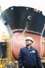 Портрет чоловічого працівника на суднобудівному заводі, Goseong-Gun, Південна Корея — стокове фото